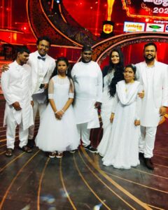 D. Imman Instagram - With Singers (Left to Right)
Samsutheen,Sahana,Thirumoorthi,Vandana Srinivasan m,Vaikom Vijayalakshmi and Sathyaprakash!