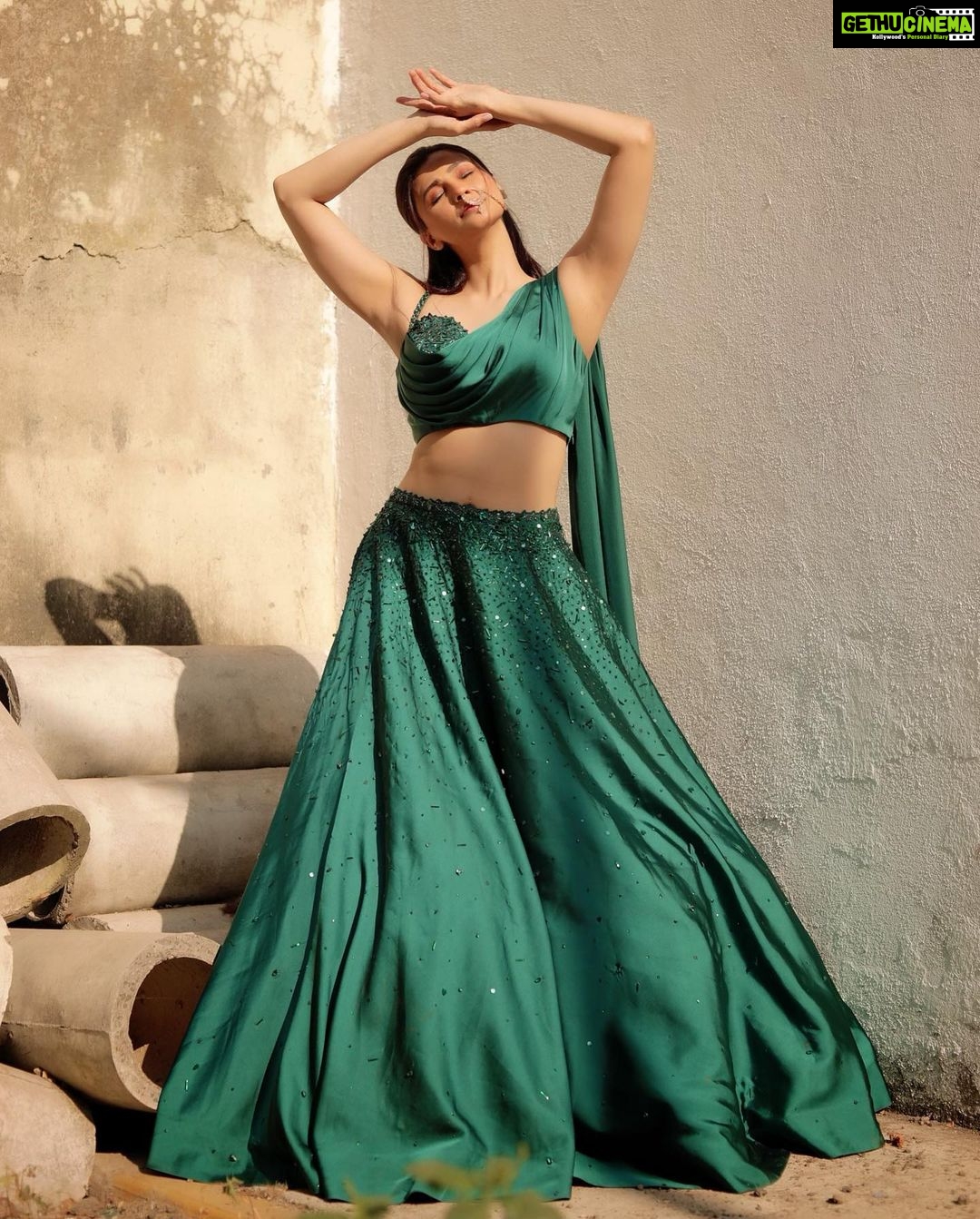 Daisy Shah Instagram - Feeling the βοΈ already. . . . πΈ: @sahil.shivani_ Mua: @vinod1405 Hair: @shab_qureshi786 Outfit: @poojapeshoriaofficial π: @zehora_co Stylist: @kmundhe4442 . . . #earthbaby #livelovelaugh #daisyshah
