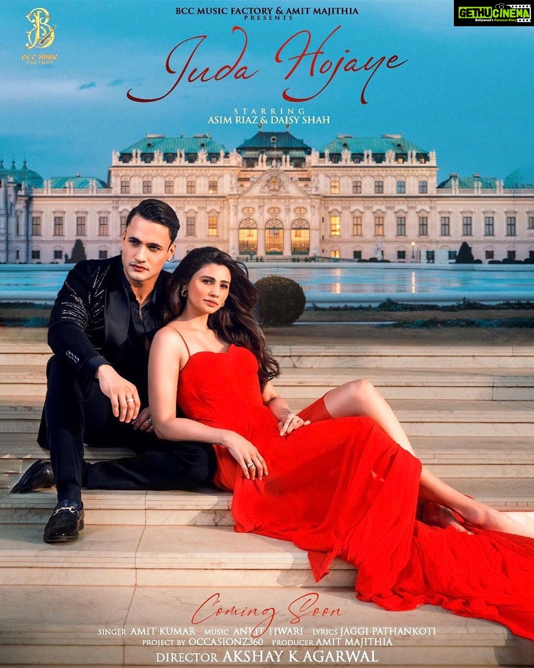 Daisy Shah Instagram - Hold your hearts for this lovely gem ‘JUDA HOJAYE’ ✨ Featuring: @asimriaz77.official #daisyshah . . . Label: @bcc__music Singer: @iamsingeramit Music: @ankittiwari Lyrics: @jaggi_pathankoti Producer: @amit_majithia Director: @akshayk.agarwal Dop: @dopjasonnumberdar @roopkamalsingh . . . #judahojaye #daisyshah #asimriaz #bcc #ankittiwari #amitkumar #bccmusic #firstlook