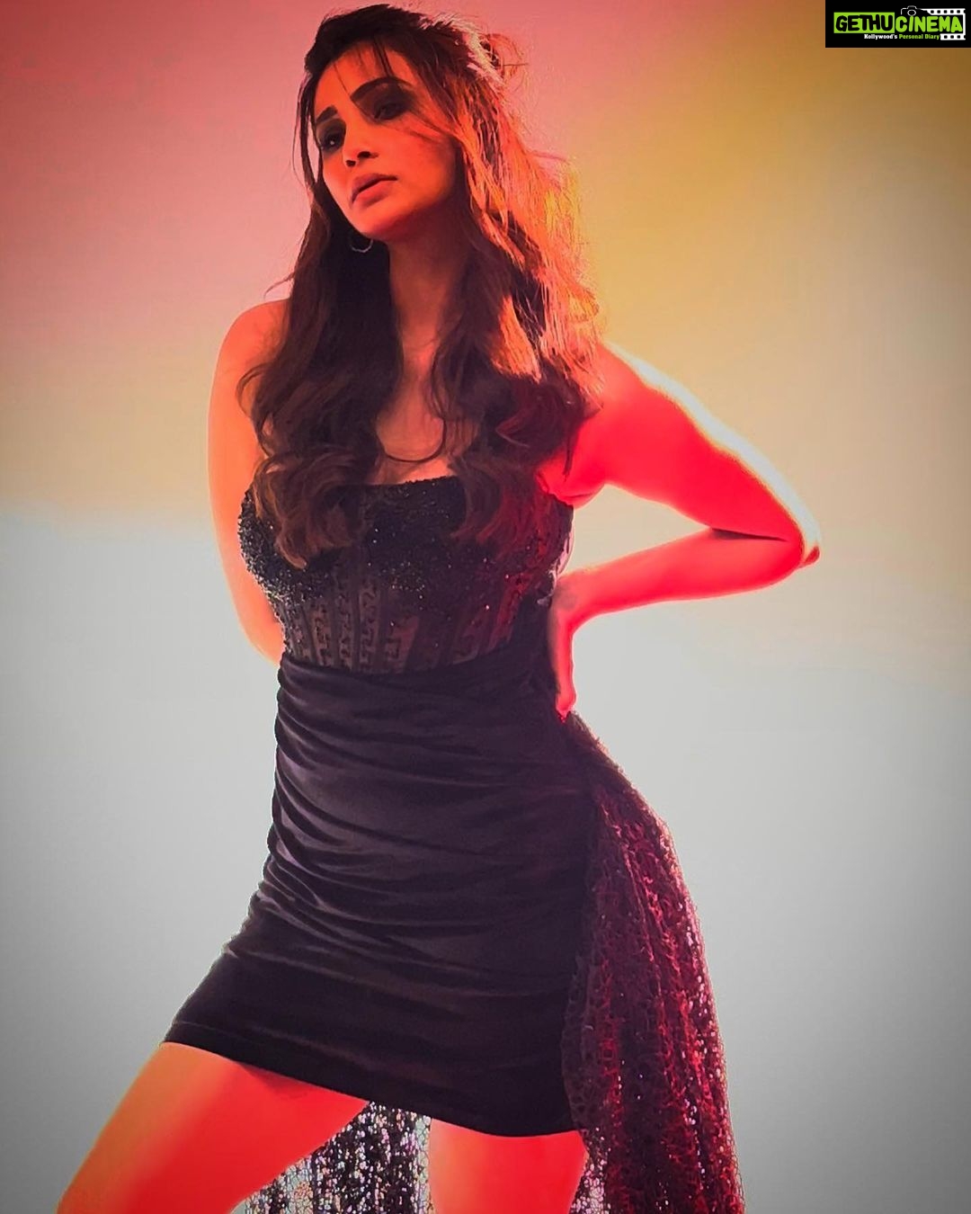 Daisy Shah Instagram - Why chase you when I’m the catch?! . . . . . #beyourownrainbow #bossbabe #daisyshah