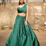 Daisy Shah Instagram – Feeling the βοΈ already.
.
.
.
πΈ: @sahil.shivani_
Mua: @vinod1405
Hair: @shab_qureshi786
Outfit: @poojapeshoriaofficial
π: @zehora_co
Stylist: @kmundhe4442
.
.
.
#earthbaby #livelovelaugh #daisyshah