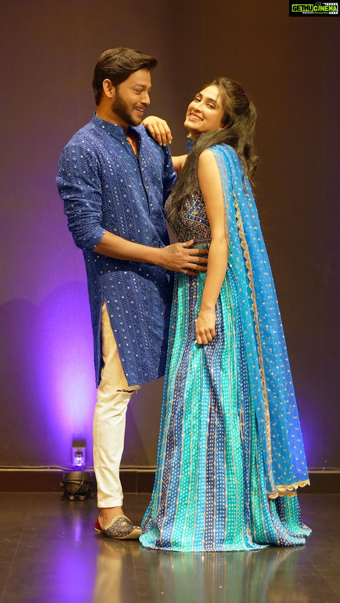Deepti Sati Instagram - Pyaar Hai ❤️❤️💙💙❤️❤️ 📸 : @ds_subho.12 Deepti’s outfit : @karishma_art_gallerry Melvins HM : @vishnu1634 #pyaarhai #hookstep #reel #newsong #dance #choreo #groove #trending #reelitfeelit #reels