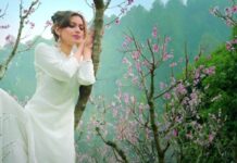 Devshi Khandur Instagram - In a field of flowers i want to be a peach flower. Always my ❤ #peach #peachflower #peachflowergarden #view #beauty #neemkarolibaba #devshikhanduri #shoot #nainital #flowers #beautifuldestinations Neem Karoli Baba