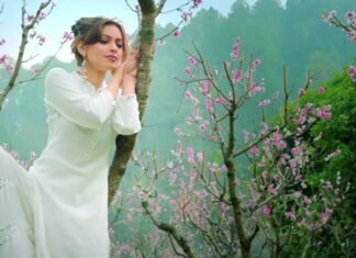 Devshi Khandur Instagram - In a field of flowers i want to be a peach flower. Always my ❤ #peach #peachflower #peachflowergarden #view #beauty #neemkarolibaba #devshikhanduri #shoot #nainital #flowers #beautifuldestinations Neem Karoli Baba
