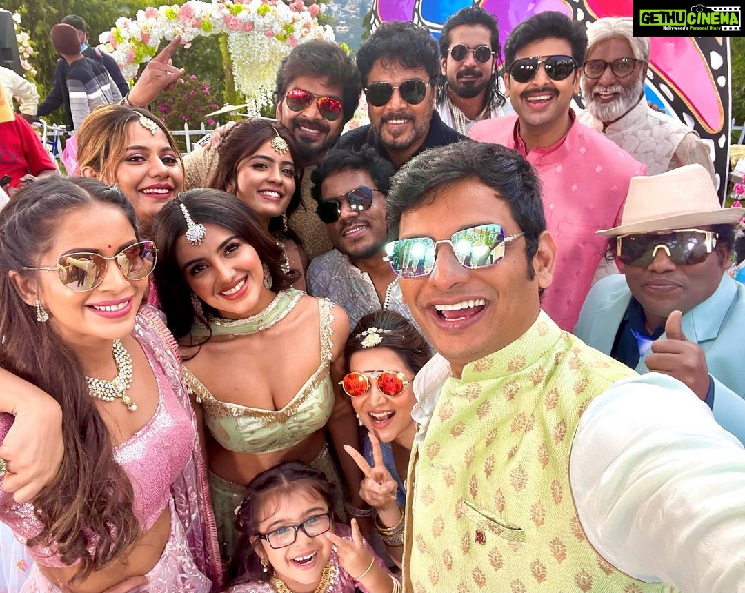 Dhivyadharshini Instagram - #DanceWithYuvan kinda day it was for us… what a blessed day to be with this unbelievable genius of our time @itsyuvan sir we love you so muchhhhhhhh @actorjiiva @khushsundar @actorjai @malvikasharmaofficial @amritha_aiyer @samyuktha_shan @vichuviswanath @rajeev_govinda_pillai #yogibabu #srikanth #sundar.c From the sets of Sundar.C