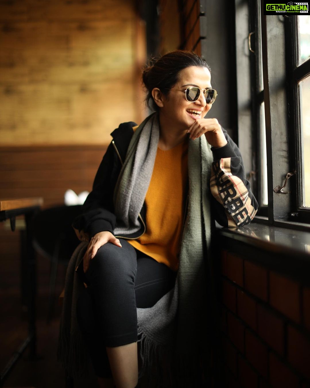Dhivyadharshini Instagram - Hello long time no see Absolute no make up shots by @camerasenthil Isn’t there a new no filter skin challenge ? 🥰 #ddneelakandan #dhivyadharshini #ddreels #ooty #nomakeup #casual #burberry #rayban #fashion #travel #style #love #potraits
