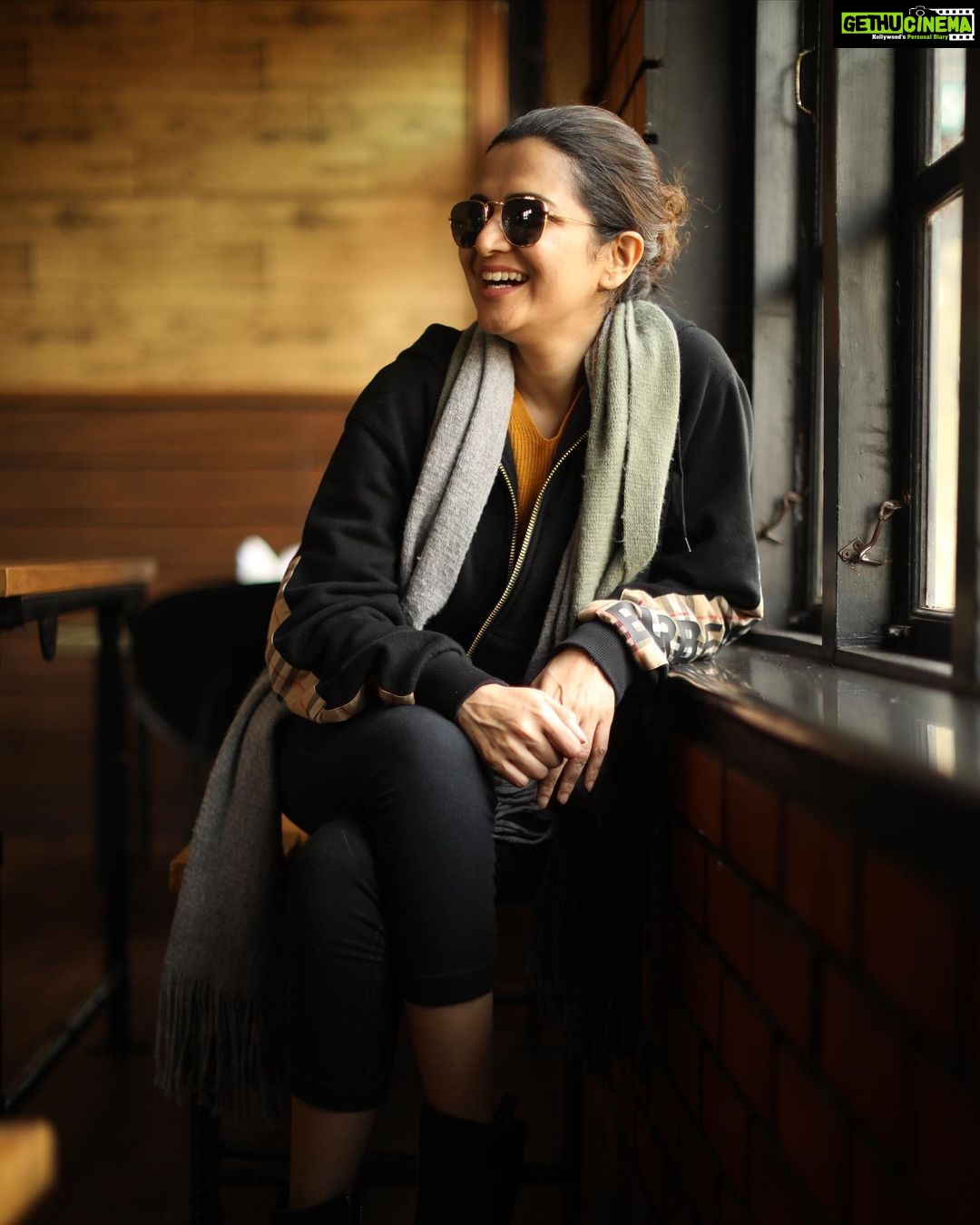 Dhivyadharshini Instagram - Hello long time no see Absolute no make up shots by @camerasenthil Isn’t there a new no filter skin challenge ? 🥰 #ddneelakandan #dhivyadharshini #ddreels #ooty #nomakeup #casual #burberry #rayban #fashion #travel #style #love #potraits
