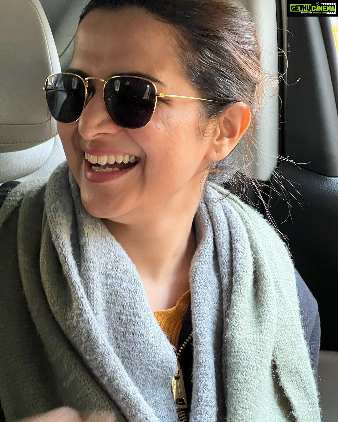 Dhivyadharshini Instagram - Hello long time no see Absolute no make up shots by @camerasenthil Isn’t there a new no filter skin challenge ? 🥰 #ddneelakandan #dhivyadharshini #ddreels #ooty #nomakeup #casual #burberry #rayban #fashion #travel #style #love #potraits
