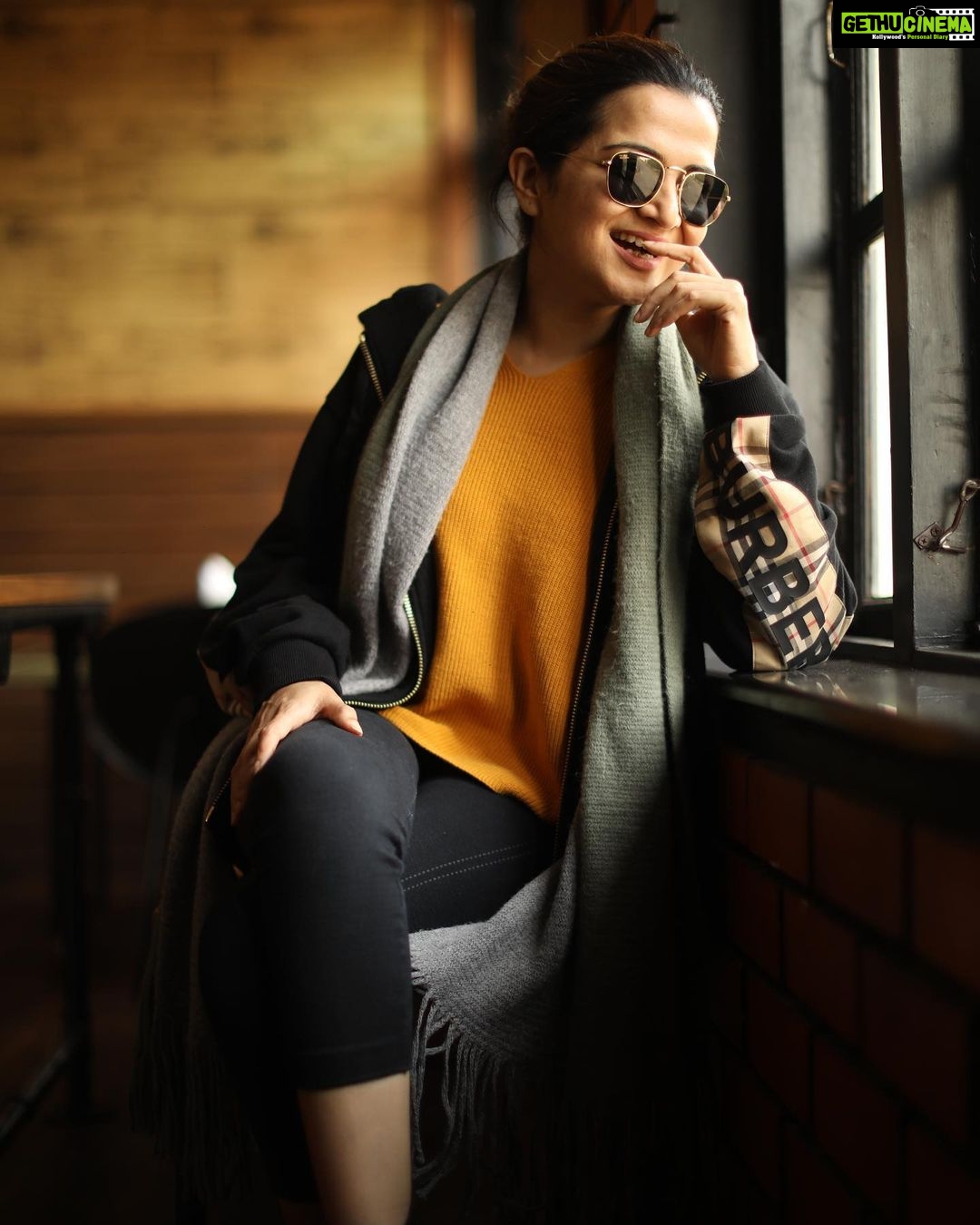 Dhivyadharshini Instagram - Hello long time no see Absolute no make up shots by @camerasenthil Isn’t there a new no filter skin challenge ? 🥰 #ddneelakandan #dhivyadharshini #ddreels #ooty #nomakeup #casual #burberry #rayban #fashion #travel #style #love #potraits