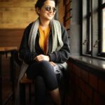 Dhivyadharshini Instagram - Hello long time no see Absolute no make up shots by @camerasenthil Isn’t there a new no filter skin challenge ? 🥰 #ddneelakandan #dhivyadharshini #ddreels #ooty #nomakeup #casual #burberry #rayban #fashion #travel #style #love #potraits