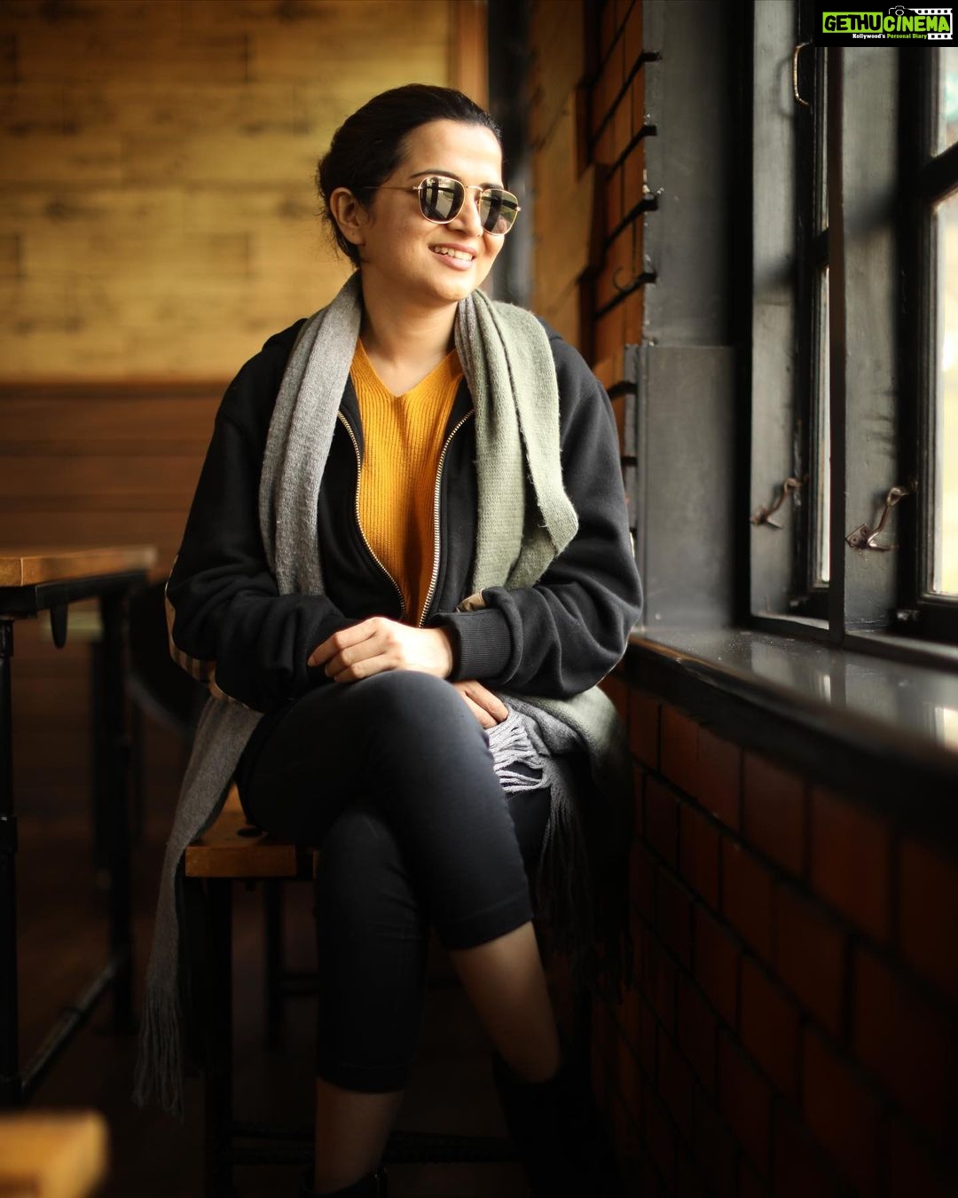 Dhivyadharshini Instagram - Hello long time no see Absolute no make up shots by @camerasenthil Isn’t there a new no filter skin challenge ? 🥰 #ddneelakandan #dhivyadharshini #ddreels #ooty #nomakeup #casual #burberry #rayban #fashion #travel #style #love #potraits