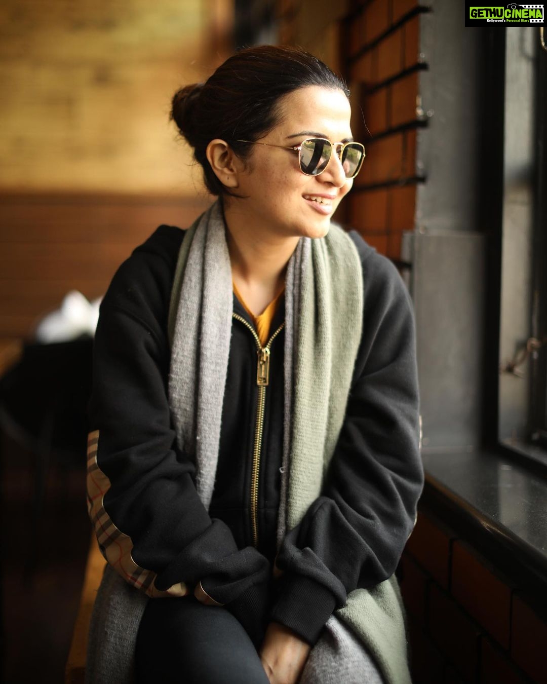 Dhivyadharshini Instagram - Hello long time no see Absolute no make up shots by @camerasenthil Isn’t there a new no filter skin challenge ? 🥰 #ddneelakandan #dhivyadharshini #ddreels #ooty #nomakeup #casual #burberry #rayban #fashion #travel #style #love #potraits