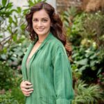 Dia Mirza Instagram - There is no such thing as too much green 💚🦋🌳 Remember to turn off your lights from 8:30pm to 9:30pm tonight! “Every year, at 8:30 pm on the last Saturday of March, supporters in over 190 countries and territories unite, taking action on and raising awareness of the issues facing our one home. But Earth Hour is more than just an hour for Earth - it's a movement for our own futures, for the benefit of people and planet. And it's not only a symbol of solidarity - it's a catalyst for change, harnessing the power of the crowd. “ @wwfindia @earthhourofficial Join the movement 🌏✨ #EarthHour2022 #EarthHour #ShapeOurFuture Sustainable outfit and jewellery styled by @theiatekchandaney. Assisted by @jia.chauhan Outfit- @goodearthindia @mypeepul Jewellery-@romanarsinghaniofficial MUH @shraddhamishra8 Photos by @rishabhkphotography India