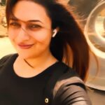 Divyanka Tripathi Instagram - Mumbai streets through my coloured lens. #WalkitOut #SummerVibes #CityDiary #TrendingMusic #divyankatripathidahiya #trendingreels Mumbai, Maharashtra