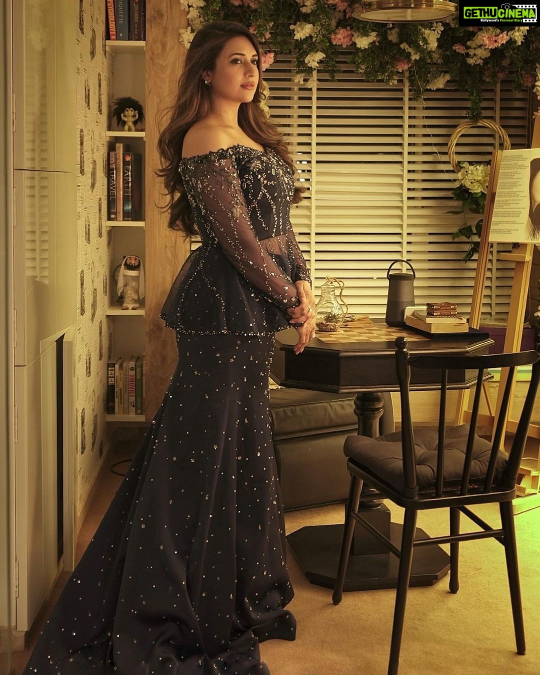 Divyanka Tripathi Instagram - From last evening... Photography @Yash_411 Outfit @poojapeshoriaofficial Accessories @limelightdiamonds Styled by @stylingbyvictor @sohail__mughal___ Makeup @sharukh_rocks902 Hair @karan_nkoli