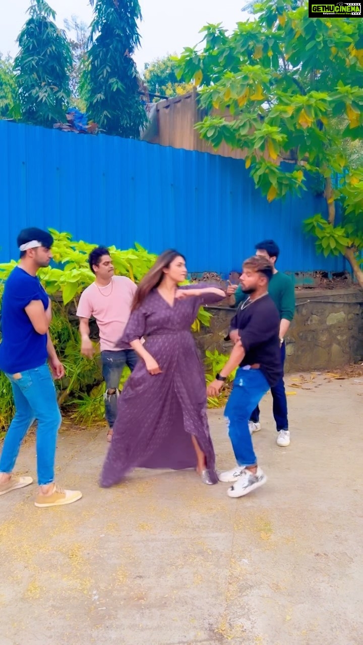 Divyanka Tripathi Instagram - Should I call it Women's Day special? My version of this trend. 💪🥰 #trendingreels #DivyankaTripathiDahiya #teameffort