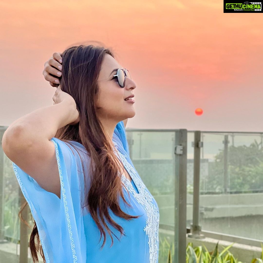 Divyanka Tripathi Instagram - My prankster photographer Mr Vivek Dahiya was clearly waiting for me to smile wider, so he can stealthily make me 'Eat the Sun'! ๐ See next two pics and tell me if I'm wrong ๐คจ
