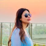 Divyanka Tripathi Instagram – My prankster photographer Mr Vivek Dahiya was clearly waiting for me to smile wider, so he can stealthily make me ‘Eat the Sun’! 🙄
See next two pics and tell me if I’m wrong 🤨