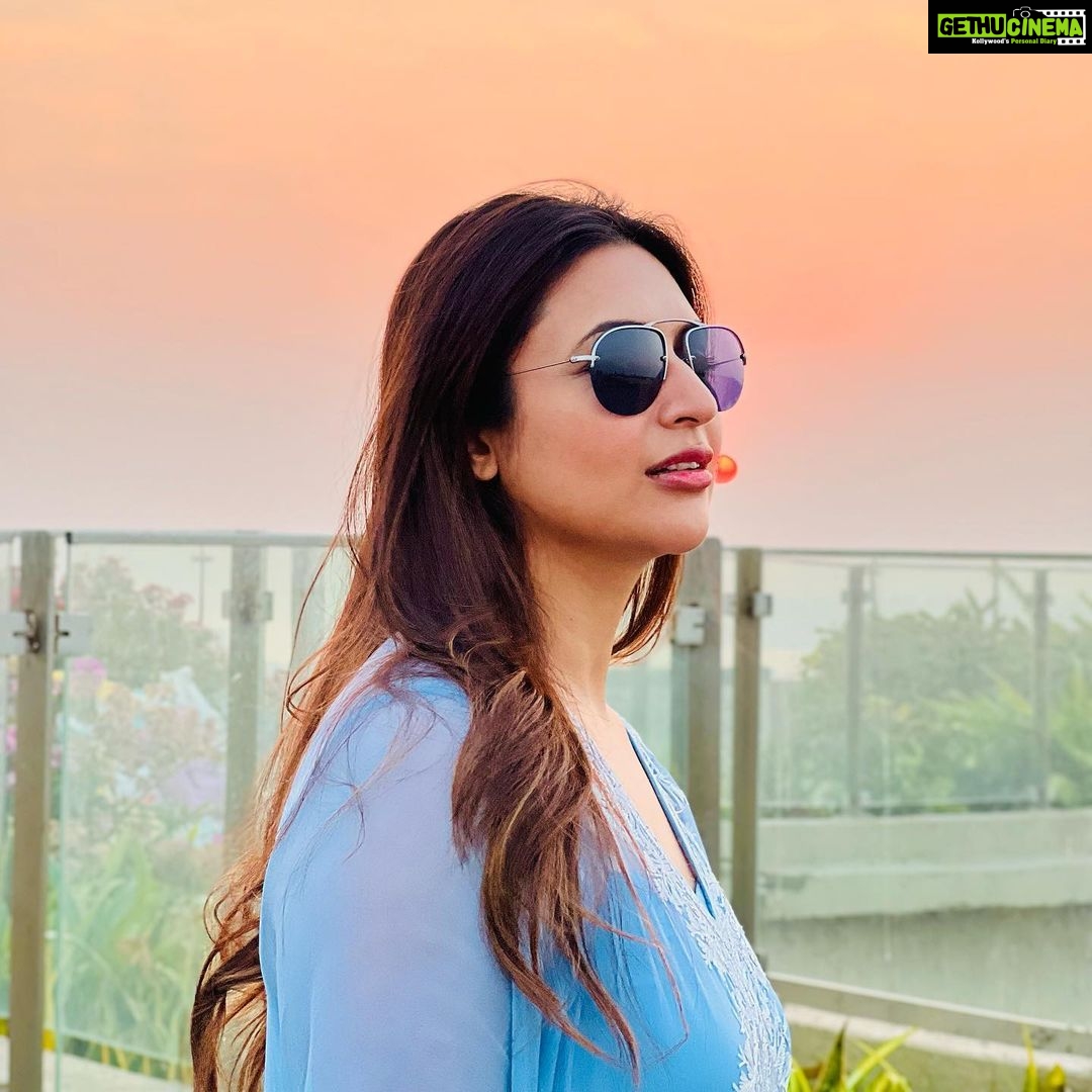 Divyanka Tripathi Instagram - My prankster photographer Mr Vivek Dahiya was clearly waiting for me to smile wider, so he can stealthily make me 'Eat the Sun'! ๐ See next two pics and tell me if I'm wrong ๐คจ