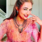 Divyanka Tripathi Instagram - #GulabiGulabo 💗 Neck piece @rubansaccessories @oakpinionpr Ring @shylebyastha @sohail__mughal___ @stylingbyvictor
