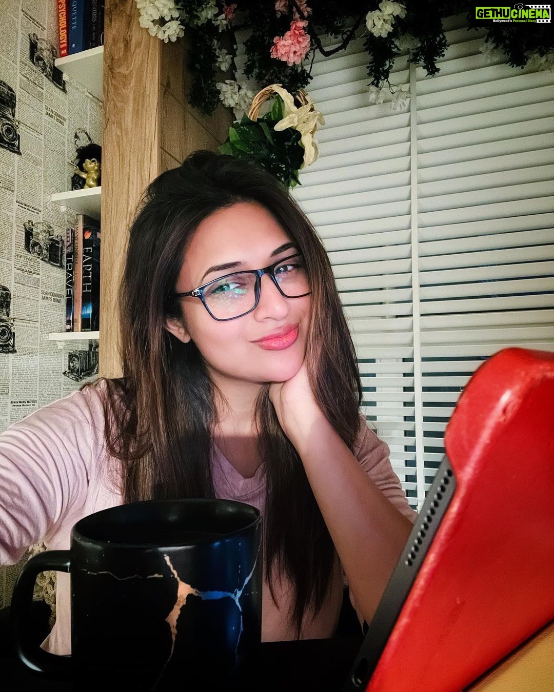 Divyanka Tripathi Instagram - School life never ends!π€·π»ββοΈMy favorite part of it is a warm beverage to smoothly gulp down all the new information. Who all are studying nowadays like me? Raise your hands ππ»ββοΈ #NightStudy