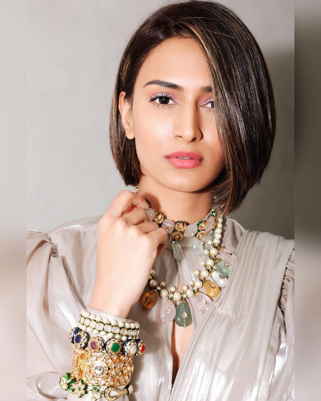 Erica Fernandes Instagram - 🥻 Outfit by @kalkifashion x @deme_love_ Accessories by @karishma.joolry Outfit courtesy @shrushti_216 Photography by @riyabajaj_photography