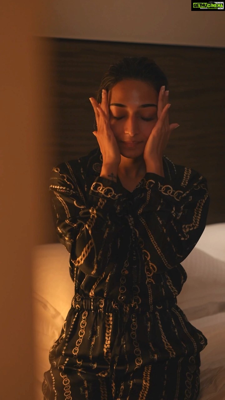 Erica Fernandes Instagram - The secret to my No Filter skin! I was looking out for something simple yet effective, my search for a healthy and gentle skincare ended with dermatologist recommended @cetaphil_india Bright Healthy Radiance Range. Here’s how you too can achieve the perfect radiant & hydrated skin by following the 4 simple steps: 1. Cleanse your face with Cetaphil BHR cleanser moving your fingers in gentle circular motion 2. Then gently apply Cetaphil BHR toner to instantly refresh your face 3. Now it’s time for Cetaphil BHR day cream. Apply it all over your face for all day hydration, even skin tone and sun protection with spf 15 4. Finally, finish off with Cetaphil BHR night cream, developed with the goodness of hyaluronic acid to repair skin overnight and voila, wake-up with fresh glowing skin in the morning ! Follow this routine for 4 weeks atleast to see visible difference. #cetaphilindia #sensitiveskinexpert #dermatologistrecommended #cetaphilbrighthealthyradiance #ninacinamide #skincare #skincareroutine #naturalingredients #cetaphilgentleskincleanser #cetaphilcreamycleanser