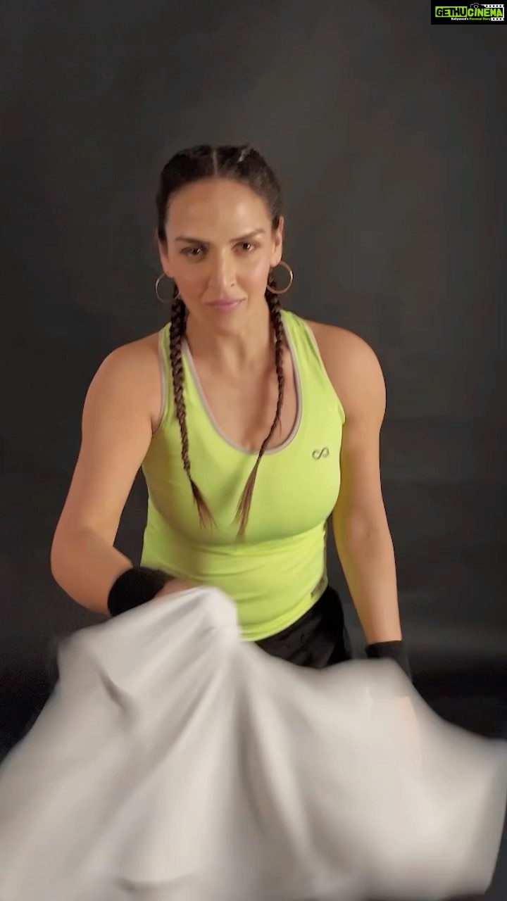 Esha Deol Instagram - Dance into the new week on your beat! Exist unapologetically and own your style with my favourite new brand of active wear - @engn.in. I have been wearing their tank tops for a while now & every single time - in a work out, at a shoot or today, while dancing- I am in love with how the material feels. Non-sticky, breathable & the fit is just the 💣! Check them out! #OwnYourGame #MakeYourMove #ActiveWear #WomensFitness #HealthyLifestyle #WomensWear #WomensHealth #Strength #Consistency #Dance #mondaymotivation