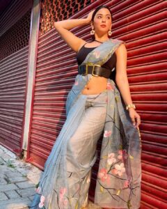 Eshanya Maheshwari Instagram - Behind every strong independent woman lies a broken little girl who had to learn how to get back up and to never depend on anyone. PS- strong woman in a saree by a brand @ambraee_ which is run by another strong woman 💪🏻🤍 #happywomensday #womenempowerment #womensupportingwomen #strongwomen #esshanyamaheshwari #esshanya #saree #sareelove #ootd Mumbai, Maharashtra