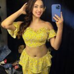 Eshanya Maheshwari Instagram - Posing in a modern traditional dress of Sri Lanka 🇱🇰🌼 #bts #pose #mirrorselfie #srilanka #colombo #esshanyamaheshwari #esshanya #ootd Colombo, Sri Lanka