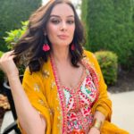 Evelyn Sharma Instagram - Wishing all of you a very happy Holi! Love and light and a life of colour! 🎊🥳 #happyholi #shinebright #indianfestivalsarethebest #missingindia #desigirl #desigirlinaustralia #evelynsharma