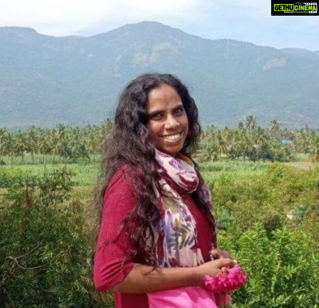 Fathima Babu Instagram - கள்ளன் திரைப்படத்தின் இயக்குனர் சந்திரா தங்கராஜ் அவர்கள் எழுதிய சிறுகதை "வன்மம்" இன்று இரவு 8.50 மணிக்கு கிளப் ஹவுஸ் சிறுகதை நேரம் பகுதியில். அவரும் கலந்து கொள்வார். இணைவதற்கான சுட்டி கமெண்ட்டில்
