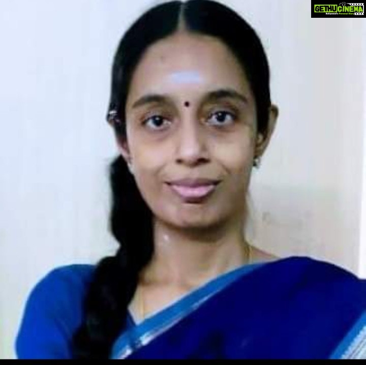 Fathima Babu Instagram - "சாப்பிட்டாச்சா...?" அடுத்த கேள்வி வந்தது. "ஆச்சு... அப்புறம், உண்மையிலேயே எனக்கு 40 வயசுதான்." நர்மதா தட்டிவிட்டுக் காத்திருந்தாள். சிறிது நேரத்துக்கு பதிலேதும் வராது போக, "வயசு கன்ஃபார்ம் ஆனதும் சாட் பண்ணப் பிடிக்கலையா?" என்று ஒரு கேள்வி அனுப்பினாள். உடனே பதில் வந்தது. "பைத்தியம்... ஒரு கால் வந்தது. அட்டெண்ட் பண்ணிட்டு வந்தேன். அவன் ஒரு முத்தமிடும் ஸ்மைலியைக் கூடவே அனுப்பினான். வாயருகில் இதயமுள்ள ஸ்மைலி. நர்மதாவும் 4 ஸ்மைலிகள் அனுப்பினாள். உள்ளே ஒருவித உணர்வு. ஃபில்டரில் கொதிக்கும் நீரூற்றினால் காபித்தூளின் மேல் காற்றுக் குமிழிகள் புருபுருத்து வெடிக்குமே? அதே மாதிரி அடி வயிற்றில் புருபுருத்தது. இன்று இரவு 8.50 மணிக்கு கிளப் ஹவுஸ் சிறுகதை நேரம் பகுதியில் ஐ.கிருத்திகா அவர்களின் "கூடடைதல்" சிறுகதை சேர்வதற்கான இணைப்பு கமென்ட்டில்