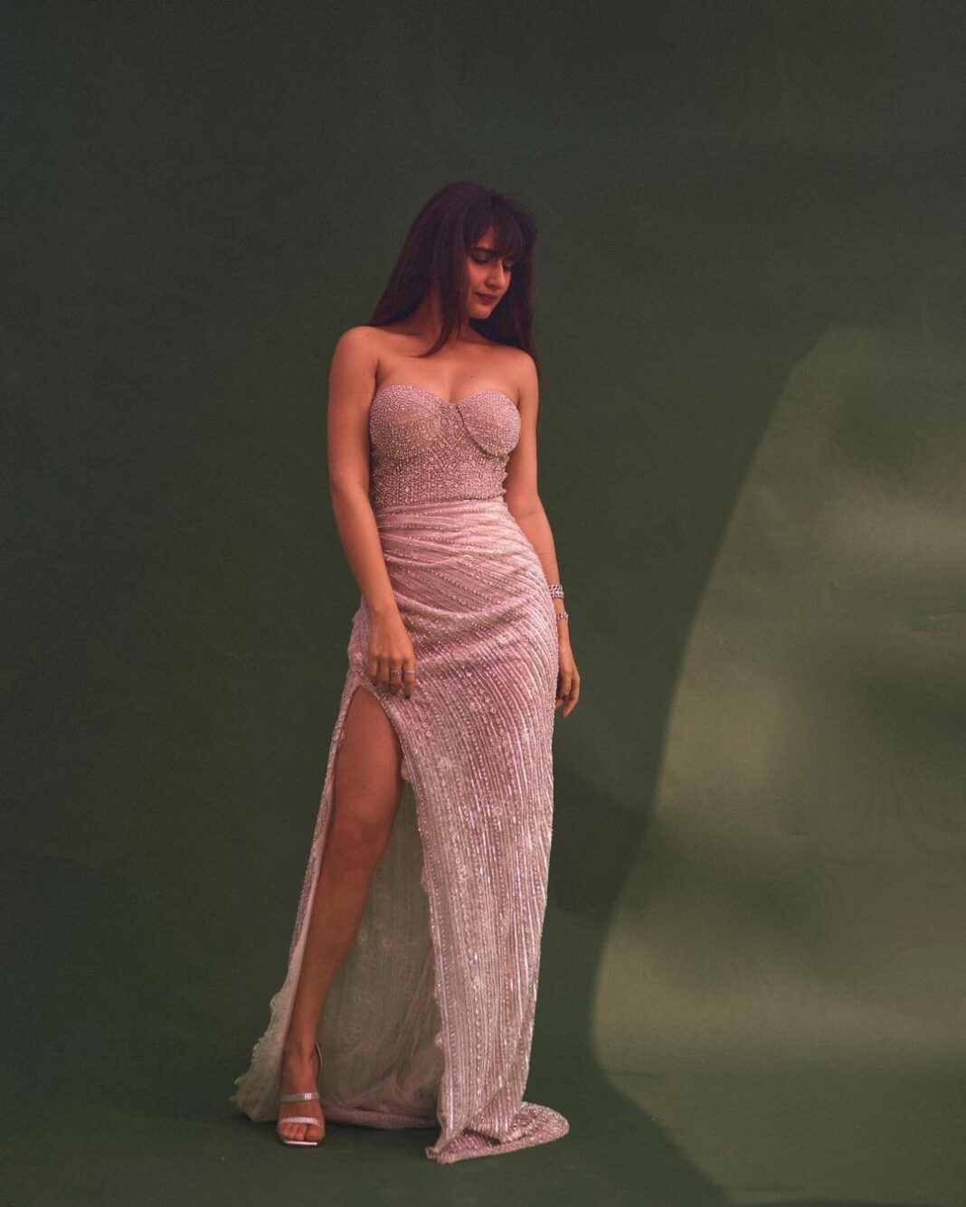 Fatima Sana Shaikh Instagram - Styled by @mohitrai with @shubhi.kumar @teammrstyles Outfit: @falgunishanepeacockindia Jewels: @karishma.joolry Clutch: @oceana_clutches Heels: @stevemadden Hairstylist & makeup: @hairgaragebynatasha Photography: @tejasnerurkarr