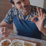 Ganesh Venkatraman Instagram – I used to always wonder when people spoke about Food just in terms of carbs, proteins & Fats. About getting just their MACROS & MICROS right.. Isnt the act of eating food much more than that I wondered 🤔

Because food for me is both for the body and the soul. It is about the whole expereince of eating. The way ur food looks, its colour, its texture..taking in all that. Eating the right food releases oxytocin in your body and makes u feel good overall. Because the truth is we are not only ‘LOGICAL’ beings, we are ‘BIOLOGICAL’ beings ❤️

A Holistic approach to food is always a  balanced one! 
Being Mindfull about what ur EATING and how u are feeling is very important.. How easy it is to digest & how energetic u feel after u have eaten is one of the most important things. That is what is truly ‘PRANIC’ food 😊

Thank u @roosfoodconcepts for being an amazing food partner and bringing back the joy in eating ❤️ & ofcourse getting my Macros & Micros Right too😉
#bringingthejoybackineating
#Holistic
#myfoodpartner
