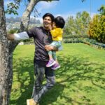 Ganesh Venkatraman Instagram - Hanging out... LITERALLY 🤣 when mommy is away shooting @prettysunshine28 Happy Sunday Folks ❤️❤️ #sundayfunday #daddydaughter