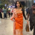 Harshika Poonacha Instagram – My #halamathihabibo Moment 😍
Rushing to the airport directly from the #MahaShivarathri event in the same saree after I heard my luggage has landed in @blrairport 😂 .
Then calming down once I see them after which I turned the Airport into my Head Ramp ♥️♥️♥️
So that’s my stupendofantabulously fantastic #halamathihabibo #arabickuthu moment ♥️♥️🙈 
Happy to receive my luggage which was stuck in the Istanbul airport .
Thankyou @emirates for getting it back in 1 day ♥️
So guys fly @emirates for a smooth and easy travel 🥰🥰🥰
.
.
.
.
Special mention to my darling @laxmikrishnalabel for providing the matching jewellery in the last minute .
Wearing @sudarshansilks915 saree ♥️