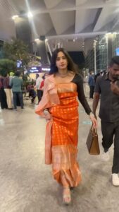 Harshika Poonacha Instagram - My #halamathihabibo Moment 😍
Rushing to the airport directly from the #MahaShivarathri event in the same saree after I heard my luggage has landed in @blrairport 😂 .
Then calming down once I see them after which I turned the Airport into my Head Ramp ♥️♥️♥️
So that’s my stupendofantabulously fantastic #halamathihabibo #arabickuthu moment ♥️♥️🙈 
Happy to receive my luggage which was stuck in the Istanbul airport .
Thankyou @emirates for getting it back in 1 day ♥️
So guys fly @emirates for a smooth and easy travel 🥰🥰🥰
.
.
.
.
Special mention to my darling @laxmikrishnalabel for providing the matching jewellery in the last minute .
Wearing @sudarshansilks915 saree ♥️
