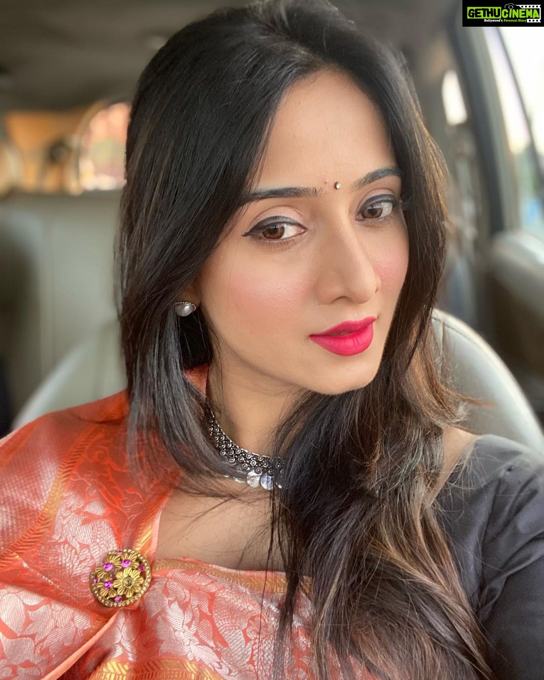 Harshika Poonacha Instagram - Just me in love with me in me ♥️♥️♥️ I will tell you why, there is small story to it 🙈 So that’s me all set to attend the Maha Shivaratri event . So my luggage is stuck in Turkey airport and all my stuff is there,My clothes,my accessories,my makeup items ,literally everything i need .. Still I’m dolled up to the event with whatever I had . So I’m so proud of myself that I could do somuch with nothing . Another talent of mine which I realised today 🤣 #HappyShivarathri sweethearts ♥️♥️♥️