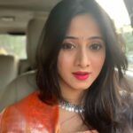 Harshika Poonacha Instagram - Just me in love with me in me ♥️♥️♥️ I will tell you why, there is small story to it 🙈 So that’s me all set to attend the Maha Shivaratri event . So my luggage is stuck in Turkey airport and all my stuff is there,My clothes,my accessories,my makeup items ,literally everything i need .. Still I’m dolled up to the event with whatever I had . So I’m so proud of myself that I could do somuch with nothing . Another talent of mine which I realised today 🤣 #HappyShivarathri sweethearts ♥️♥️♥️