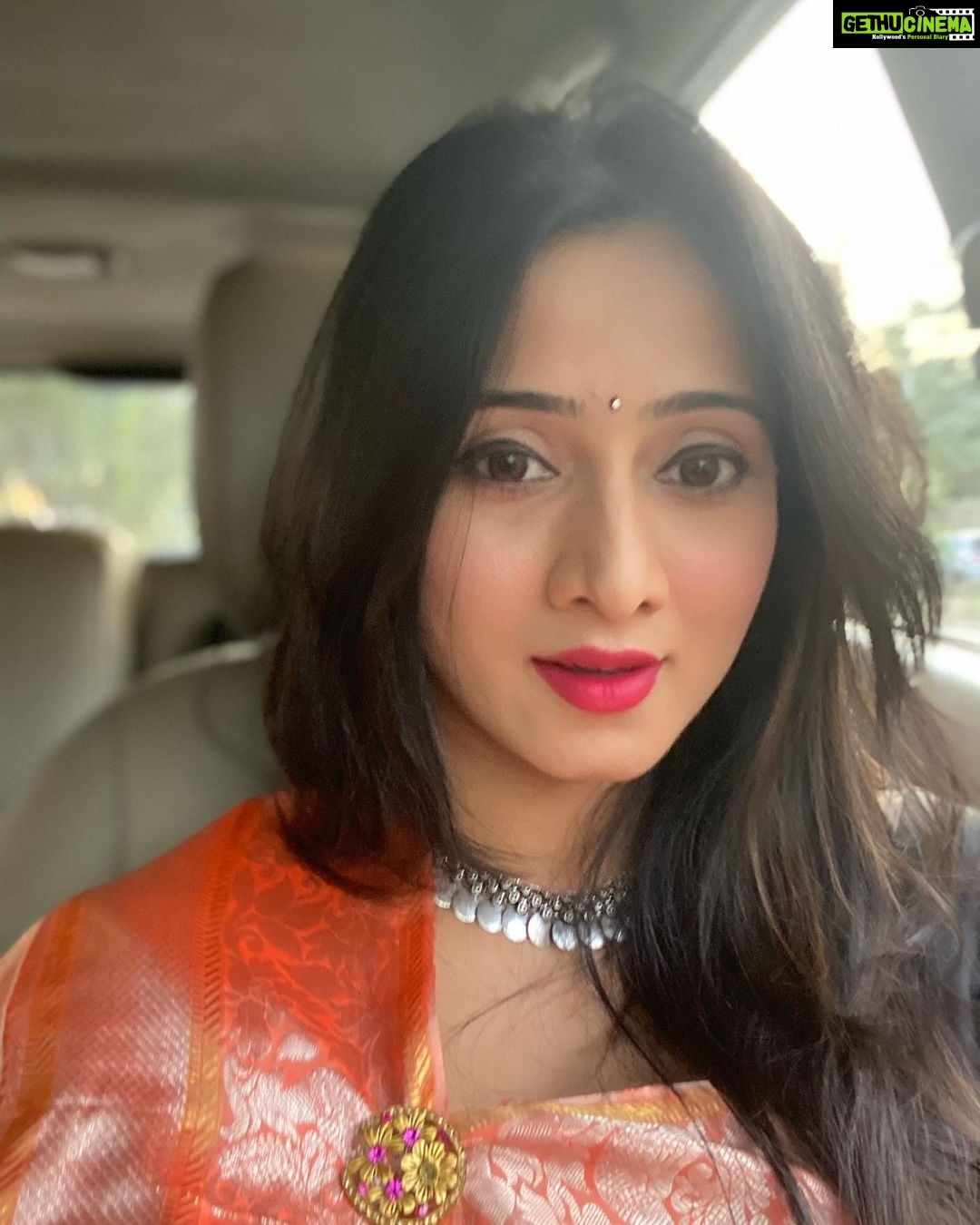 Harshika Poonacha Instagram - Just me in love with me in me ♥️♥️♥️ I will tell you why, there is small story to it 🙈 So that’s me all set to attend the Maha Shivaratri event . So my luggage is stuck in Turkey airport and all my stuff is there,My clothes,my accessories,my makeup items ,literally everything i need .. Still I’m dolled up to the event with whatever I had . So I’m so proud of myself that I could do somuch with nothing . Another talent of mine which I realised today 🤣 #HappyShivarathri sweethearts ♥️♥️♥️