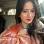 Harshika Poonacha Instagram - Just me in love with me in me ♥️♥️♥️ I will tell you why, there is small story to it 🙈 So that’s me all set to attend the Maha Shivaratri event . So my luggage is stuck in Turkey airport and all my stuff is there,My clothes,my accessories,my makeup items ,literally everything i need .. Still I’m dolled up to the event with whatever I had . So I’m so proud of myself that I could do somuch with nothing . Another talent of mine which I realised today 🤣 #HappyShivarathri sweethearts ♥️♥️♥️
