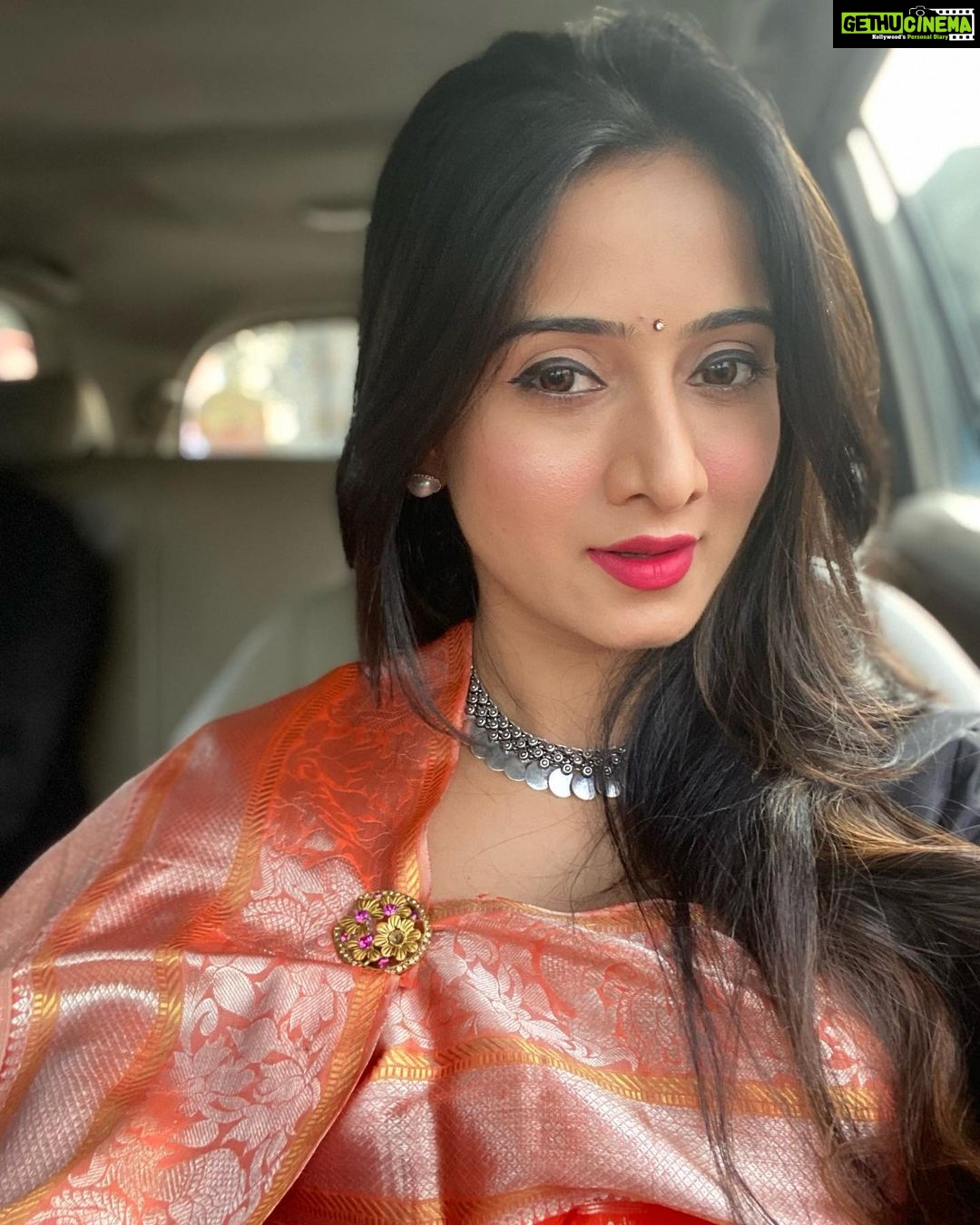 Harshika Poonacha Instagram - Just me in love with me in me ♥️♥️♥️ I will tell you why, there is small story to it 🙈 So that’s me all set to attend the Maha Shivaratri event . So my luggage is stuck in Turkey airport and all my stuff is there,My clothes,my accessories,my makeup items ,literally everything i need .. Still I’m dolled up to the event with whatever I had . So I’m so proud of myself that I could do somuch with nothing . Another talent of mine which I realised today 🤣 #HappyShivarathri sweethearts ♥️♥️♥️