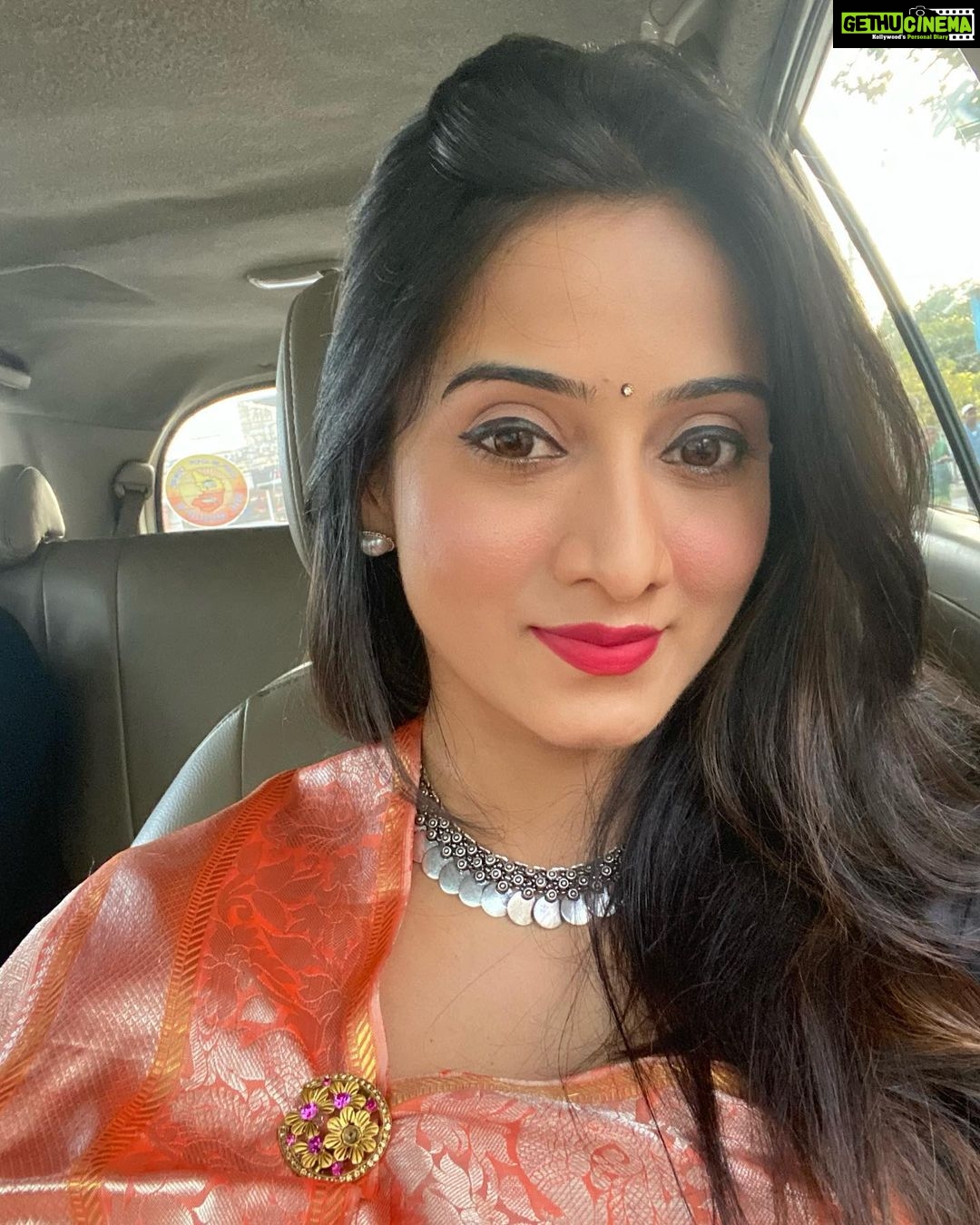 Harshika Poonacha Instagram - Just me in love with me in me ♥️♥️♥️ I will tell you why, there is small story to it 🙈 So that’s me all set to attend the Maha Shivaratri event . So my luggage is stuck in Turkey airport and all my stuff is there,My clothes,my accessories,my makeup items ,literally everything i need .. Still I’m dolled up to the event with whatever I had . So I’m so proud of myself that I could do somuch with nothing . Another talent of mine which I realised today 🤣 #HappyShivarathri sweethearts ♥️♥️♥️