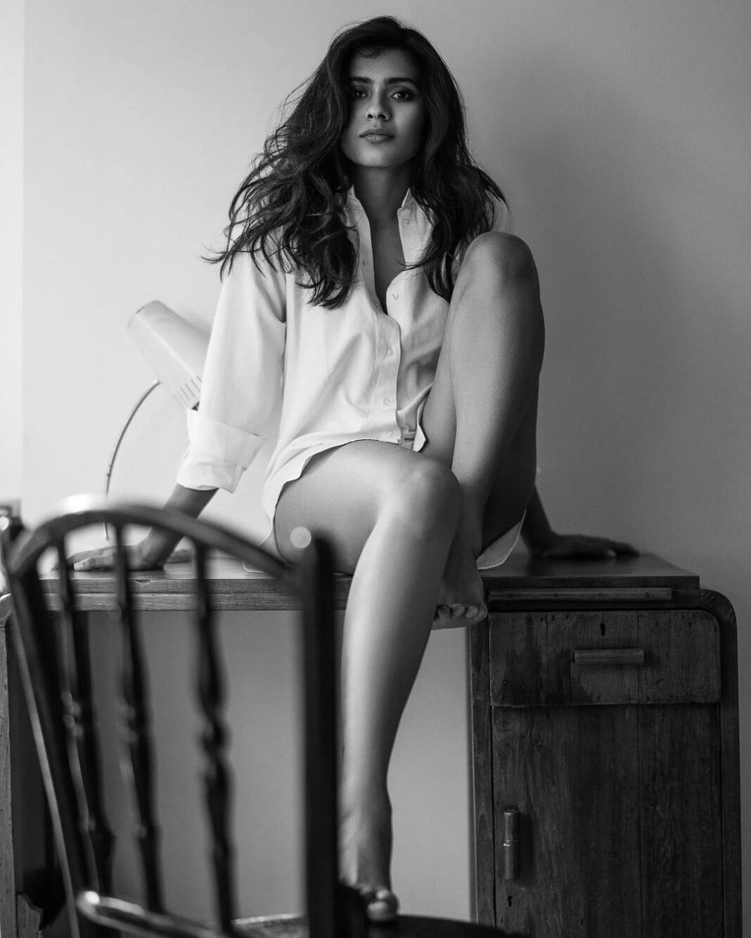 Hebah Patel Instagram - Hebah. From the archives, 2019. This shoot feels like it was ages ago! But hey the world was different too, back then. These photos are a result of me bumping into Hebah on a flight, she was the sleepyhead in the middle and I was on window taking photos during landing. 🤣 That chance meeting is like a lot of my photos - being at the right place, at the right time, with a bit of luck thrown in. Or wait, what is that they say about chance favoring the prepared mind. 👀 Anyhoo. See these 8 photos, and talk to the me in the comments. 😁 #chasinglight #makeportraits #beauty Colaba, Maharashtra, India
