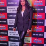 Hebah Patel Instagram – Sharing my experience at the Samsung S22 launch event at the Reliance Digital store in Kukatpally. The epic standard of smartphones – the noteworthy Samsung S22 Ultra with a built-in S Pen! Just can’t stop talking about it. Go to your nearest Reliance Digital store and check out the new Galaxy S22 series.
#GalaxyS22 #EpicUnboxing #ad 

@reliance_digital