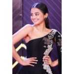 Helly Shah Instagram - ❣️ Outfit - @samantchauhan Earrings - @curiocottagejewelry Styled by - @ankiitaapatel Assisted by - @nehasarkar04 Pictures- @ajaypatilphotography