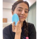 Helly Shah Instagram - Makeup is essential during every show I shoot. However, whenever I get the chance, I prefer no makeup and let the natural glow give me that shine. To maintain that natural glow, I do a little bit of TLC using my favourite cleansing device from @foreo_in #LUNA3. It's massaging feature is just fabbb . Ofcourse, smile on the face adds to it 😉 Now, LUNA3 is available to purchase from @sephora_india store online and offline.  #naturalglow #nomakeup #healthyskin #selflove #smile #ad