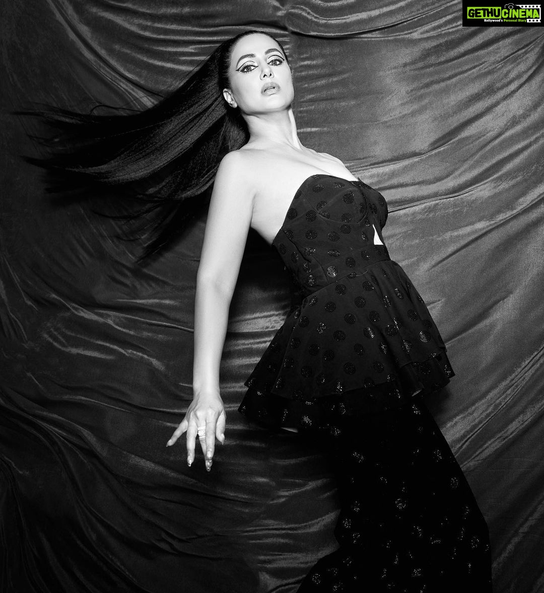 Hina Khan Instagram - Just Queeenin 👸 That fabulous hair flip and tht stare though 🖤🤍