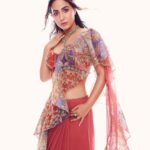 Hina Khan Instagram - 🌺 . Cover girl for @azafashions Outfit: @aisharaoofficial Neckpiece: @renuoberoiluxuryjewellery Ring: @goenkaindia Editor: @devanginishar Photographer: @rahuljhangiani Interview: @sreemita_bhattacharya Styled by: @sayali_vidya Makeup: @sachinmakeupartist1 Hairstyling: @arbazshaikh6210 Talent management : @stellaartalent